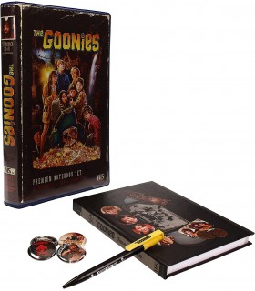 Set de Papelería Los Goonies A5 Notebook + Bolígrafo + 4 Chapas Premium